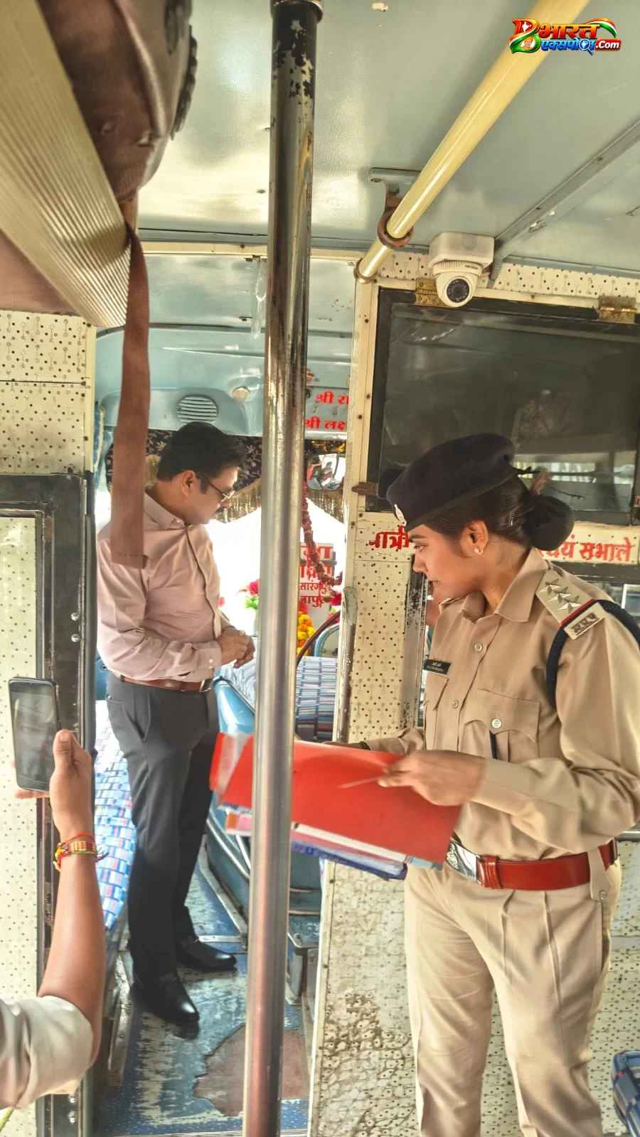 यात्री बसों की चेकिंग में चार बसें जब्त, 34 हजार रुपये की चालानी कार्रवाई*      *कलेक्टर डॉ. मिश्रा एवं पुलिस अधीक्षक श्री तोलानी के निर्देश पर ब्यावरा में यात्री बसों की सघन जांच*